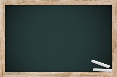 boş yazı tahtası, tebeşir ile tebeşir panosundaki tebeşir metin için okul yer