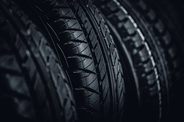 清洁轮胎，黑色新闪亮的车轮胎背景在出售股票 — 图库照片