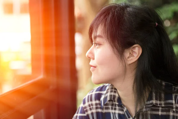아시아 여자는 멀리 햇빛 밝은 창 밖으로 보이는 비전. — 스톡 사진