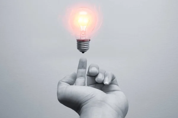 Ny idé i din hand. glödlampa översvämning i luften över manlig hand — Stockfoto