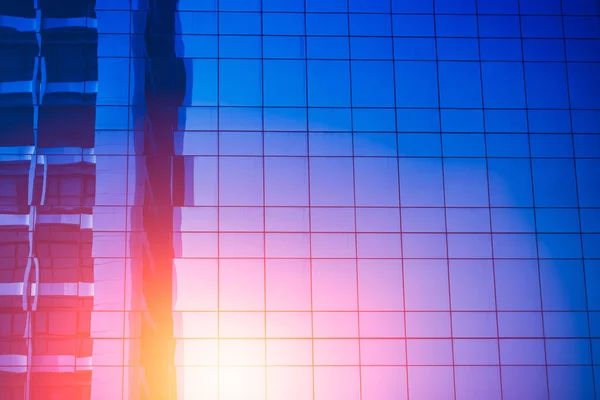 Reflektion av modern byggnad. Glas av business tower blå färgton för bakgrund — Stockfoto