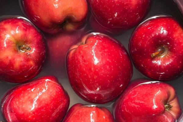 Rött äpple i vatten eller rengöring apple — Stockfoto