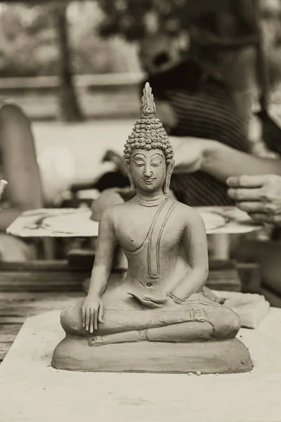 Buda escultura hecha a mano de arcilla en el arte fotografía mono tono de color — Foto de Stock