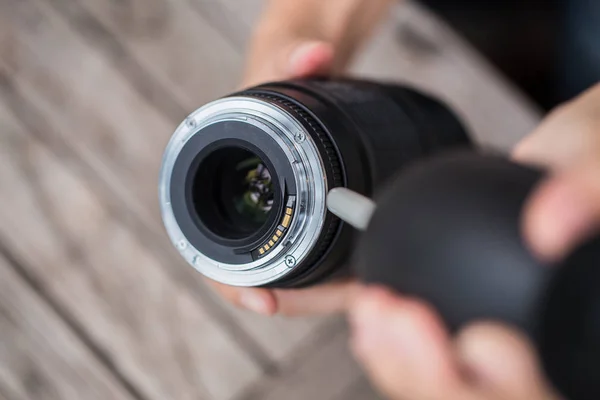 Čištění objektivu fotoaparátu s dmychadlem. — Stock fotografie