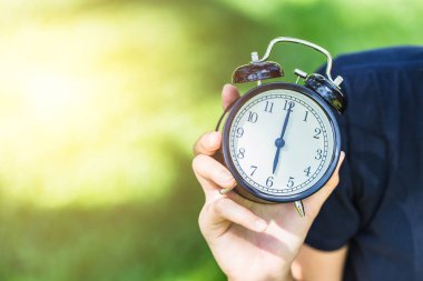 el tutma saat 06: 00 sabah 