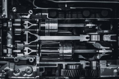 tekne motoru pistal metal siyah ve beyaz renk tonu ile tahıl doku içinde kesmek