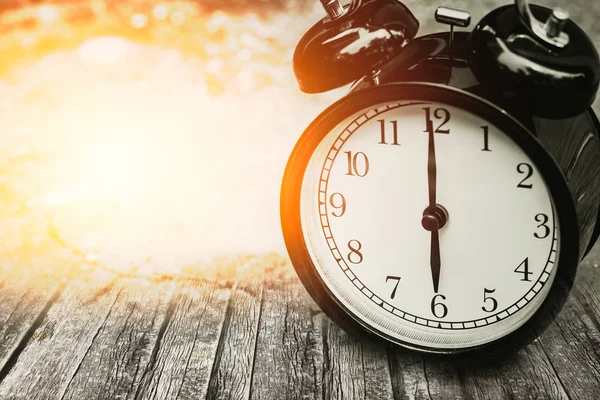 Vieux concept de temps de mémoire, horloge rétro chronométrée à 6 heures sur bois avec lumière du soleil . — Photo