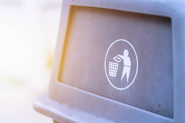 Kosza lub recycle bin zbliżenie na śmieci kropla przykryć ikona znak recyklingu — Zdjęcie stockowe