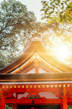 Sabah - Fushimi Inari Taisha tapınak Kyoto'da Japonca kırmızı tapınakta.