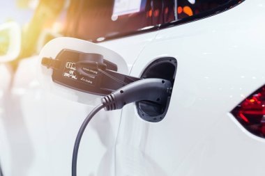 Araç yakıt yeni bir dönem. Beyaz modern elektrikli araç şarj güç
