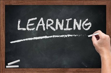 Word kara tahta ahşap pano tebeşir leke boş alanı ile kirli el tutun tebeşir metin ile öğrenme