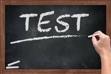 El ile test kelime kara tahta tutun tebeşir ahşap tahta üzerinde metin için tebeşir leke boş yer ile kirli