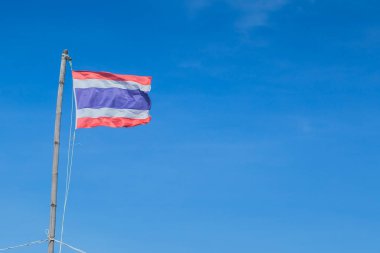 Tayland bayrağı karşı kırsal kırsal mavi gökyüzünde temizleyin