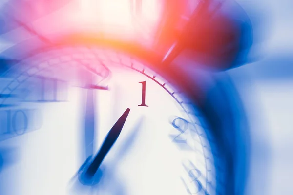 Tempo de relógio com foco de borrão de movimento de zoom à 1: 00 — Fotografia de Stock