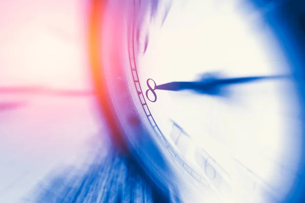 Hora del reloj con zoom enfoque borroso movimiento a las 8 en punto —  Fotos de Stock