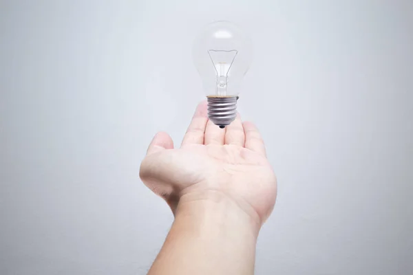 Ta med din nya idé. hand öppen handflata med glödlampa — Stockfoto