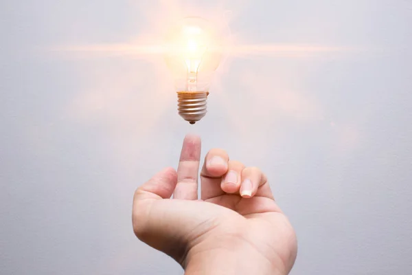 Hand med belysning lampa ny idé vid finger spets — Stockfoto