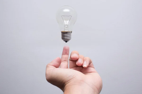Hand med belysning lampa ny idé vid finger spets — Stockfoto