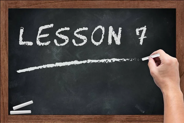 "Lekce 7 "zápis bílé křídy na tabuli nebo školní tabuli — Stock fotografie