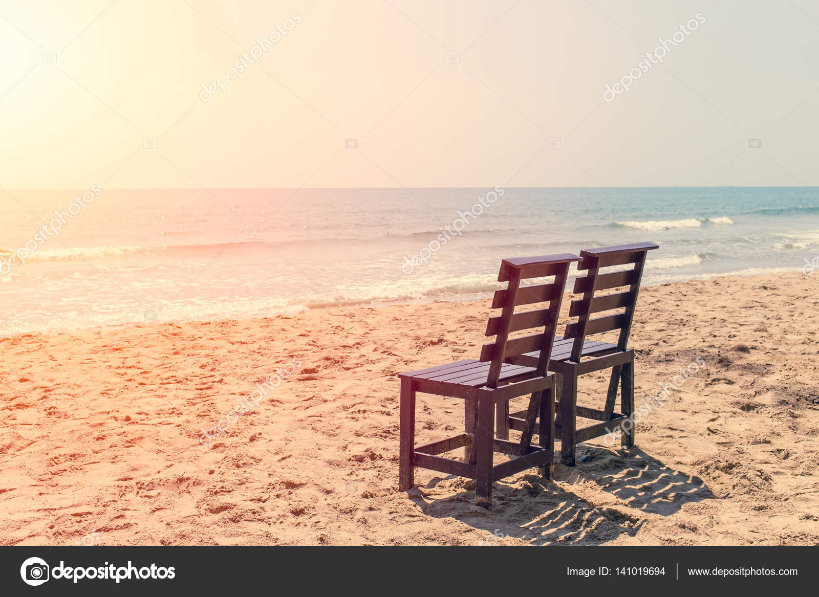 Sur La En Ensoleillée Chaise Vide Journée Bois Plage Deux De CrdhtsQ
