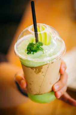 Harmanlanmış buz Apple Frappe, yeşil doğa meyve içmek için sağlıklı.