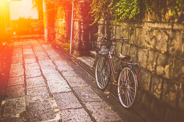 Ρετρό ποδήλατο στάθμευσης πλευρά του δρόμου στο Κιότο της Ιαπωνίας — Φωτογραφία Αρχείου