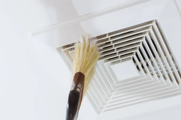Cleaning Air Duct with Brush, Danger and the cause of pneumonia in office man. — Stock Photo, Image