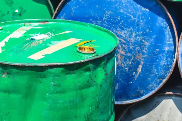 Petrol tankı eski paslı tehlike duygu renk tonu.