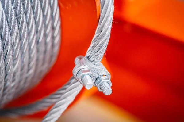 Fechar clipes de corda de fio de aço ou braçadeira . — Fotografia de Stock