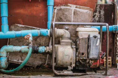 boru ve Vana ile eski su pompası