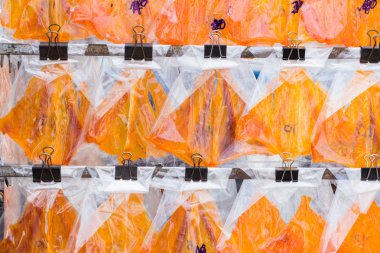 Satılık ızgara için kurutulmuş tatlı stingray turuncu renk sokak gıda yemek yemek.