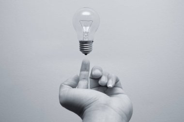 elinde yeni bir fikir. Erkek el üzerinde havada ampul sel