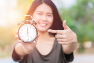 Asyalı kadınlar el ve nokta parmak retro saat kez saat 6 yönünde, bir şeyler yapma vakti kavramı