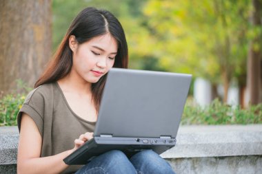 çalışma yaşam tarzı, closeup iş kadını ya da laptop Açık teen öğrenci kullanma