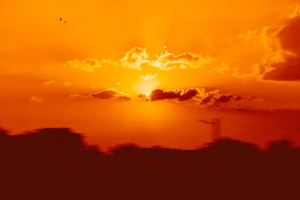 Céu pôr do sol em viagem com fotografia de primeiro plano em movimento embaçado quando carro dirigindo — Fotografia de Stock