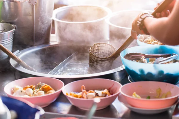 Čínské nudle zrát s lžící knedlík v horké vařené polévky v Thajsku pouliční stánky s jídlem — Stock fotografie