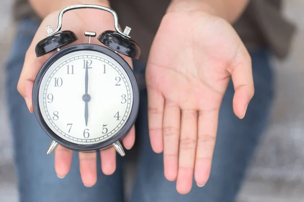 Zeit, Geld oder Rechnung zu bezahlen, Uhr mit offenem Zeiger, um Gehalt zu fordern — Stockfoto