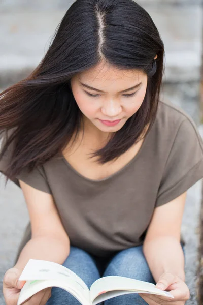 Ázsiai tini nők olvasó könyv boldogság és mosoly élvezhetik az egyetemi oktatás. — Stock Fotó