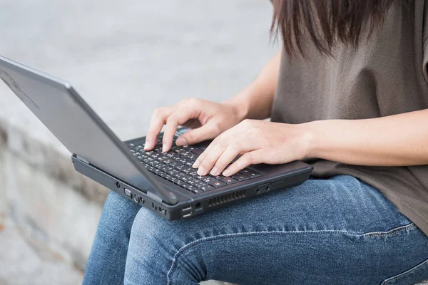 Mode de vie de travail, femme d'affaires gros plan ou adolescent étudiant utilisant sur ordinateur portable à l'extérieur — Photo