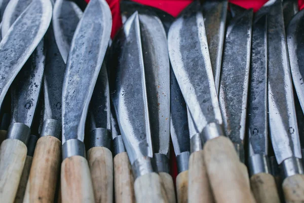 Cuchillo grande tradicional de estilo asiático para la venta en el mercado en Tailandia . —  Fotos de Stock