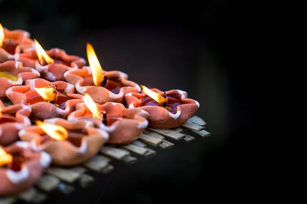 タイの寺で仏に祈るキャンドル ランプを光します。. — ストック写真