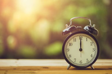 saat 12 yönünde retro saat vintage renk tonu bahçede