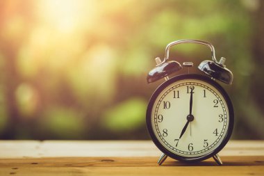 Saat 7'retro saat vintage renk tonu bahçede