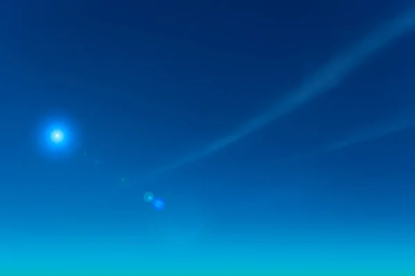 Skyscape, jasne błękitne niebo z jasności gwiazda błyskawic połysk z delikatne chmury — Zdjęcie stockowe