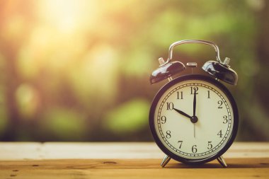 Saat 10'retro saat vintage renk tonu bahçede