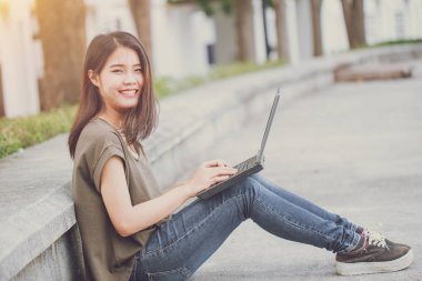 teknoloji modern yaşam tarzı, smartphone ile arama ve dizüstü bilgisayar kullanan Asya Cute teen kadın