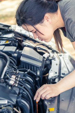 Asyalı kadınlar önce arabanın motoru kontrol gezisi git.