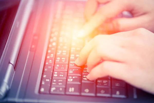 Dedo en el teclado portátil. estilo de vida laboral, primer plano mujer de negocios escribiendo en el ordenador . —  Fotos de Stock