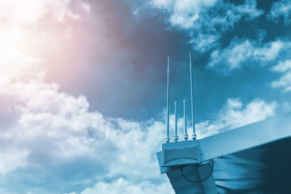 Antena wifi de alta potência hotspot ao ar livre transporte de dados digitais de longo alcance — Fotografia de Stock