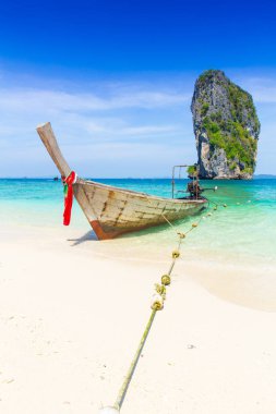 Tayland yaz seyahat deniz, deniz Beach Krabi Phi Phi Island Phuket Tayland eski bir ahşap tekne .